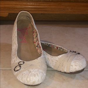 Floral lace cream flats.